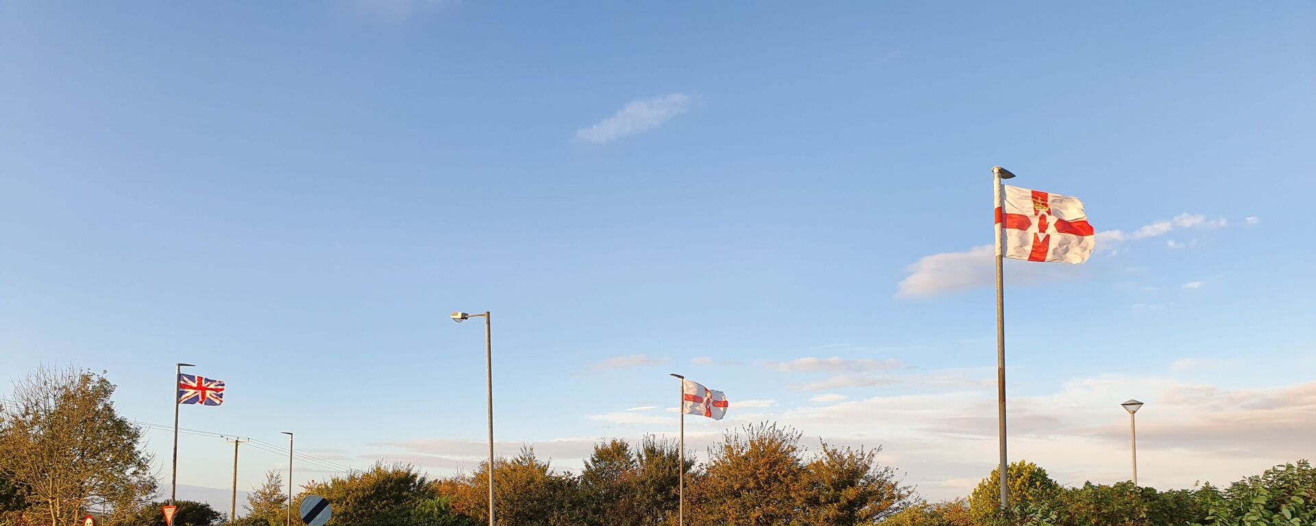 Northern Irish and British flags flying near Strabane - Sputnik International, 1920, 15.02.2021