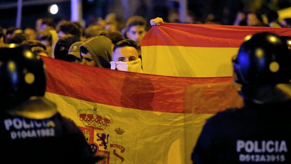 Protesters hold Spanish flags during a pro-union demonstration  - Sputnik International