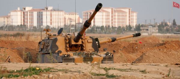 A Turkish army howitzer is positioned near the Turkish-Syrian border in Sanliurfa province, Turkey, October 17, 2019 - Sputnik International
