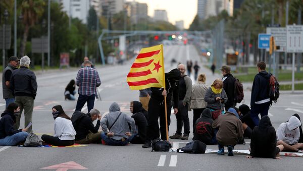 Catalan demonstrators block Diagonal Avenue during Catalonia's general strike in Barcelona, Spain, October 18, 2019 - Sputnik International