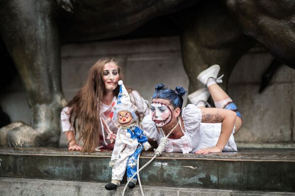Enthusiasts dressed as Zombies take part in the Zombie Walk event on the Place de la Republique in Paris, on October 12, 2019.  - Sputnik International