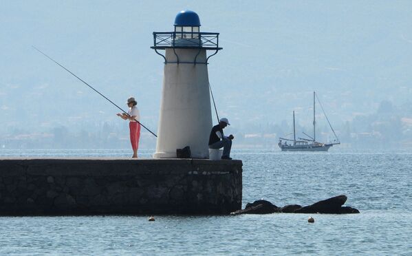 People fishing in the Aegean Sea. - Sputnik International
