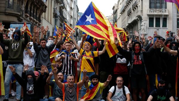 Protesters shout slogans as they gather in Via Laietana in Barcelona, on October 18, 2019 - Sputnik International