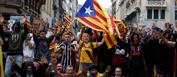 Protesters shout slogans as they gather in Via Laietana in Barcelona, on October 18, 2019 - Sputnik International