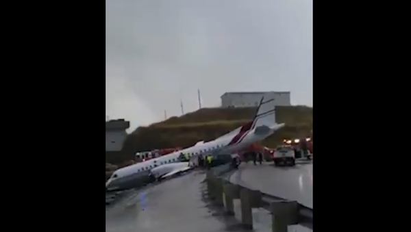 One Dead, 11 Injured After Plane Overshoots Alaska Runway - Sputnik International