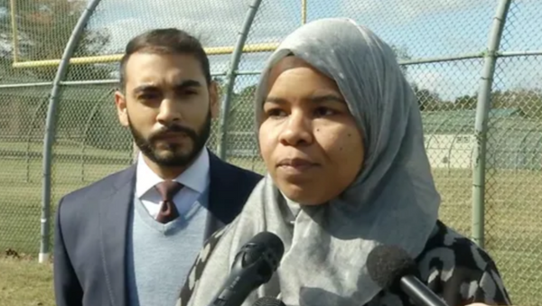 US Detention Center Worker Alleges Employer Barred Her From Wearing Hijab  - Sputnik International