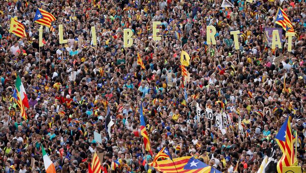Catalan demonstrators gather on Paseo de Gracia Avenue during Catalonia's general strike in Barcelona, Spain, October 18, 2019. - Sputnik International