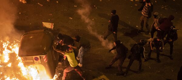 Protesters make barricades during clashes with police in Barcelona, Spain, Friday, Oct. 18, 2019. - Sputnik International