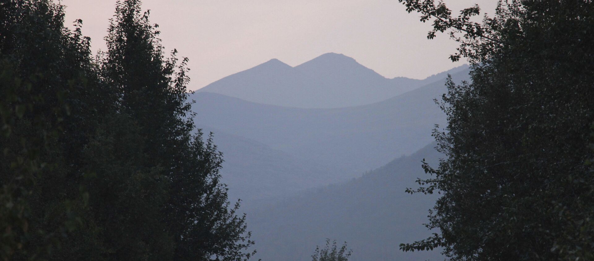 This 22 August 2019 photo shows smoke from wildfires obscuring the Chugach Mountains in Anchorage, Alaska. The smoke was from two wildfires, one burning north of Anchorage and the other south. - Sputnik International, 1920, 19.10.2019