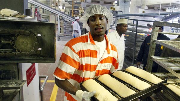 Inmate Nikos Alexis loads fresh dough into an oven at the Rikers Island jail bakery in New York in 2011.   - Sputnik International