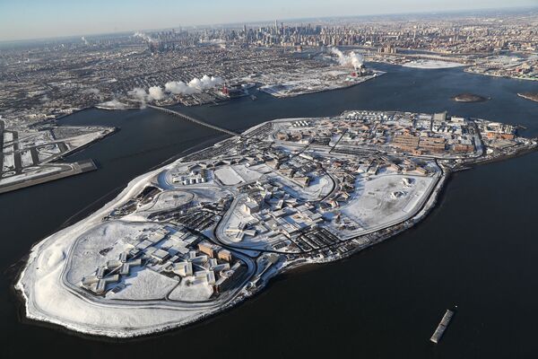Rikers Island jail complex stands under a blanket of snow on January 5, 2018 in the Bronx borough of New York City. - Sputnik International
