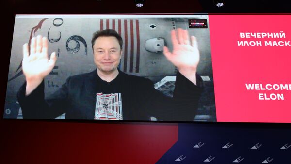 Elon Musk gestures as he speaks on a live Skype conference call at the annual business conference Delo za malym in Krasnodar, Russia on Friday, 18 October. - Sputnik International