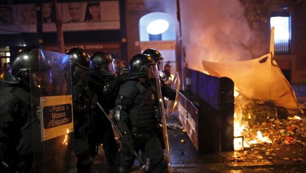Police in riot gear approach a burning barricade in Barcelona, Spain, Saturday, Oct. 19, 2019. - Sputnik International