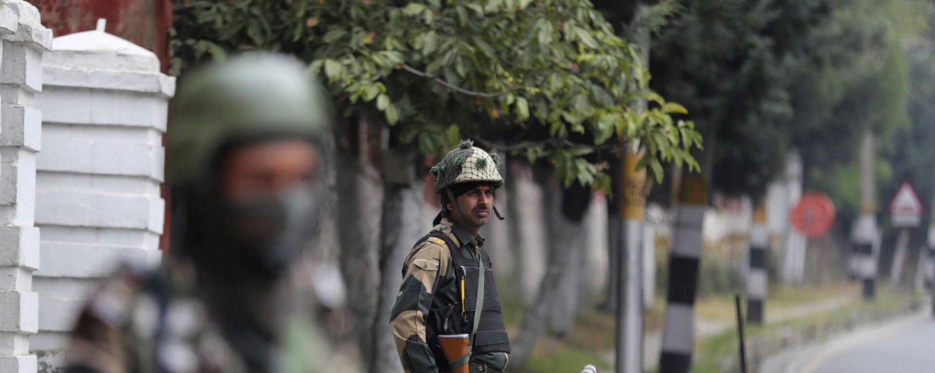 Indian Border Security Force soldiers guard outside the residence of former Chief Minister of Jammu and Kashmir and National Conference party president Farooq Abdullah before Abdullah met his party colleagues in Srinagar, Indian controlled Kashmir, Sunday, Oct. 6, 2019.  - Sputnik International, 1920, 21.03.2022