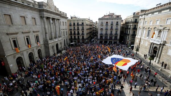 Supporters of the unity of Spain attend a demonstration at Sant Jaume square outside of Government of Catalonia headquarters in Barcelona, Spain, October 20, 2019. - Sputnik International