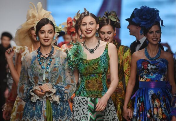 Cosmic Chic and Russian Motifs: Mercedes-Benz Fashion Week in Moscow - Sputnik International