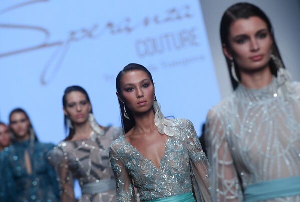 Cosmic Chic and Russian Motifs: Mercedes-Benz Fashion Week in Moscow - Sputnik International