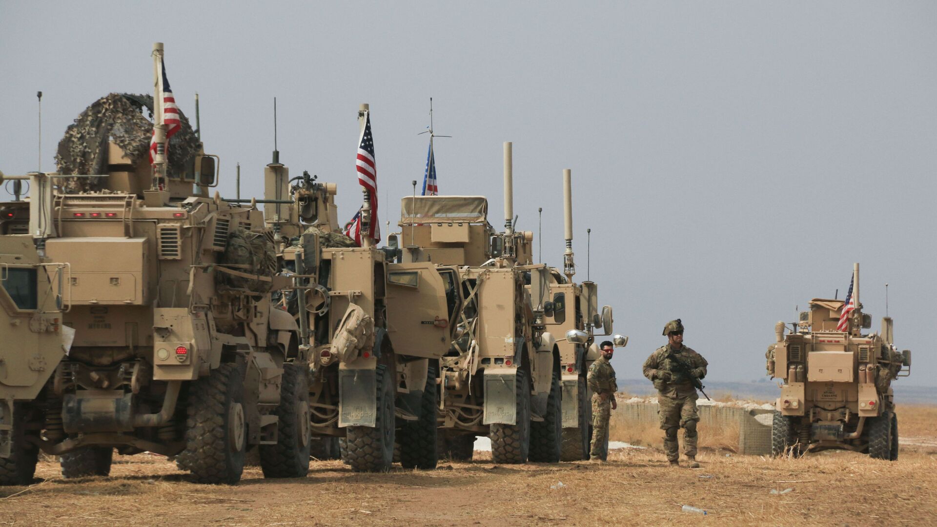 American military convoy stops near the town of Tel Tamr, northern Syria, Sunday, Oct. 20, 2019.  - Sputnik International, 1920, 06.08.2021