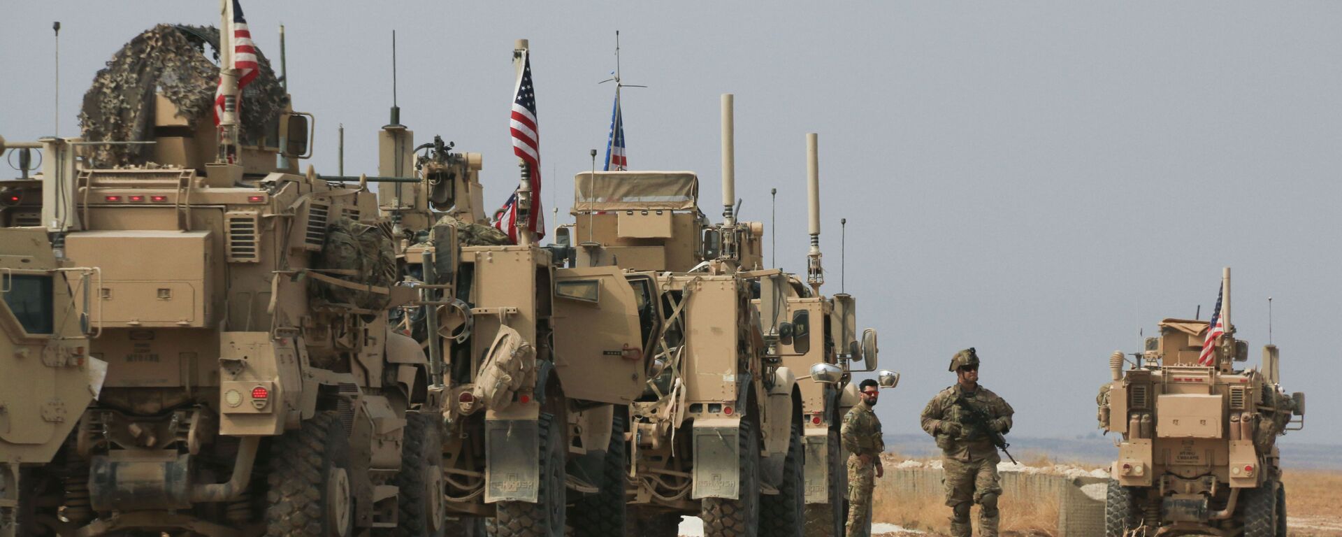 American military convoy stops near the town of Tel Tamr, north Syria, Sunday, Oct. 20, 2019.  - Sputnik International, 1920, 18.04.2021