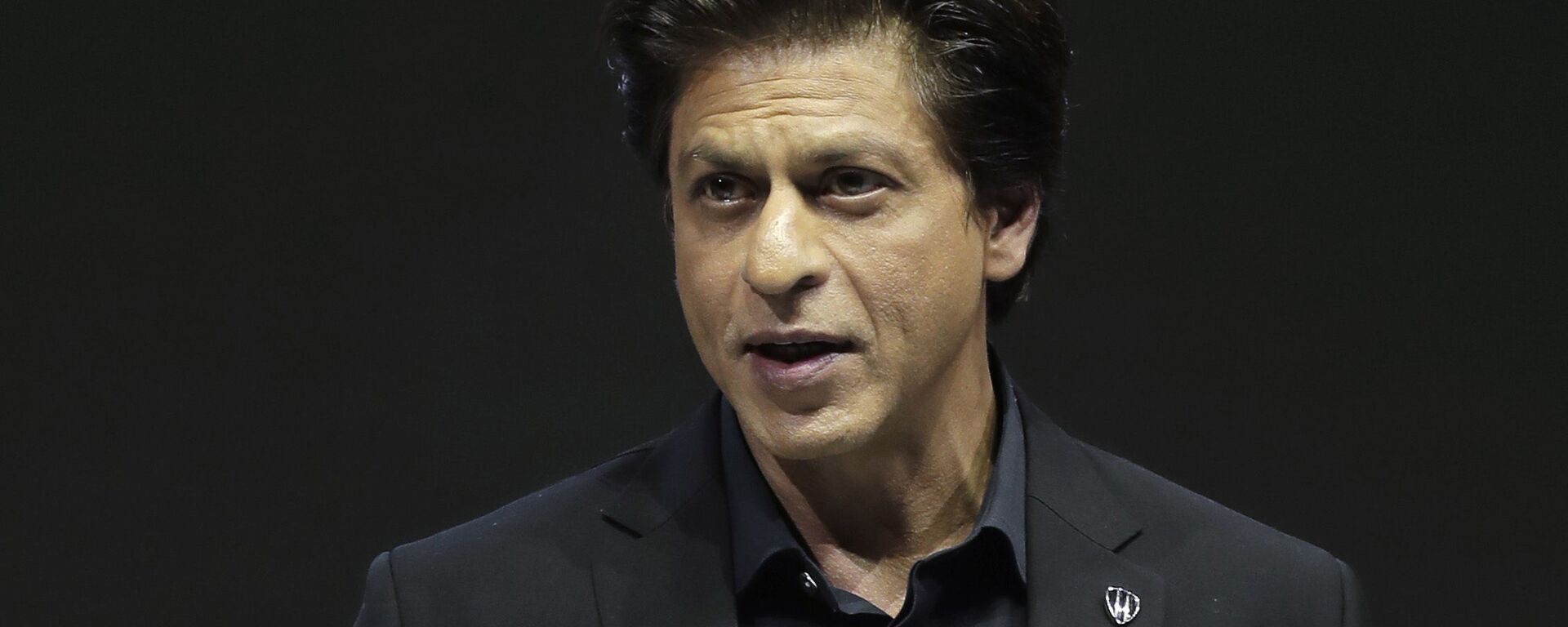 Indian actor Shah Rukh Khan delivers a speech when receiving a Crystal Award during a ceremony on the eve of annual meeting of the World Economic Forum in Davos, Switzerland, Monday, Jan. 22, 2018 - Sputnik International, 1920, 20.11.2019