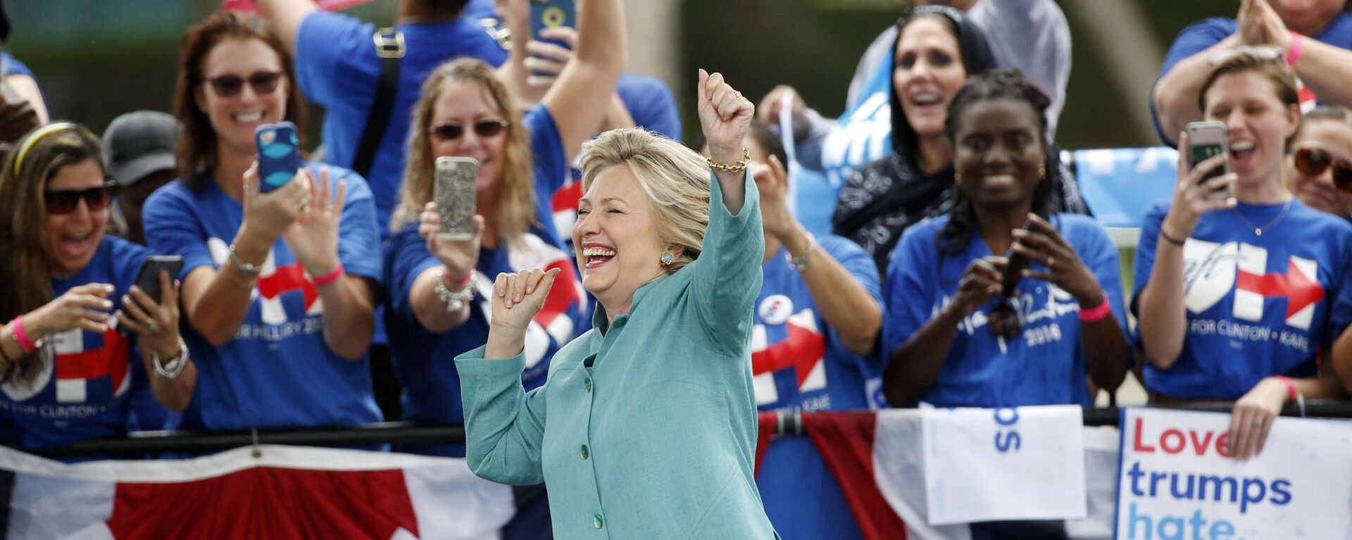 Democratic presidential candidate Hillary Clinton dances as she is introduced at a rally, Saturday, Nov. 5, 2016, in Pembroke Pines, Fla. - Sputnik International, 1920, 21.12.2021
