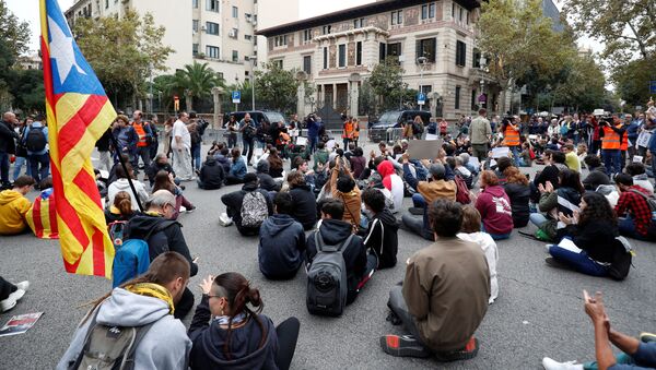 Supporters of Catalonia's independence sit on a street as they attend a protests over the jailing of Catalan separatist leaders outside Spanish Government offices in Barcelona, Spain, October 21, 2019 - Sputnik International