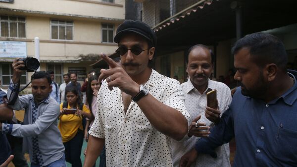 Bollywood actor Ranveer Singh shows indelible ink mark on his index finger after casting his vote outside a polling station in Mumbai, Monday, Oct. 21, 2019 - Sputnik International