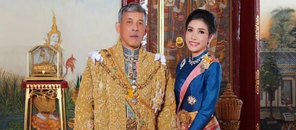 King Maha Vajiralongkorn, left, with Major General Sineenatra Wongvajirabhakdi, the royal noble consort - Sputnik International