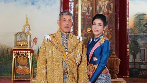 King Maha Vajiralongkorn, left, with Major General Sineenatra Wongvajirabhakdi, the royal noble consort - Sputnik International