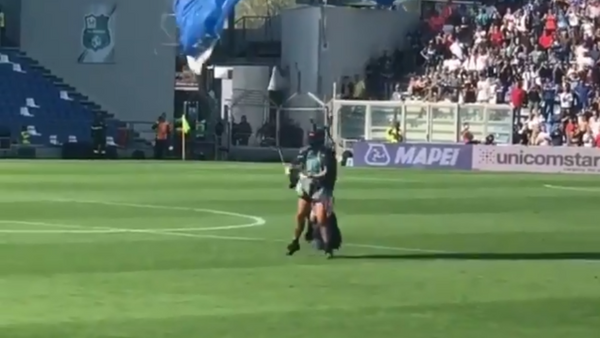 Parachutist Interrupts Inter Milan Game - Sputnik International