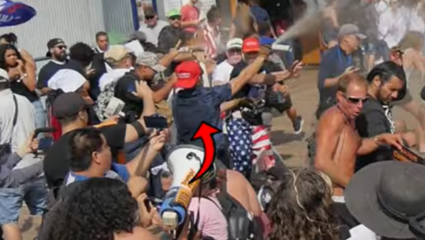  MAGA Hat-Wearing Man Sprays Bear Repellent on US Anti-Trump Protesters - Sputnik International