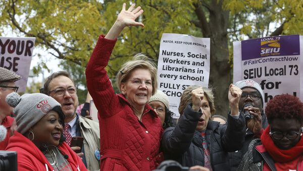 Democratic presidential candidate Elizabeth Warren calls for people across the country to support striking Chicago teachers after joining educators picketing outside an elementary school, Tuesday, Oct. 22, 2019, in Chicago. (AP Photo/Teresa Crawford) - Sputnik International