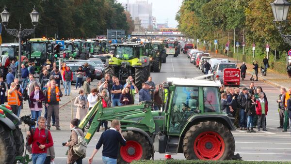 Over 200 tractors block traffic in Berlin amid farmers protests - Sputnik International