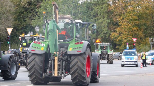 Over 200 Tractors Block Traffic in Berlin as Farmers Protest Gov't Agricultural Policies - Video - Sputnik International
