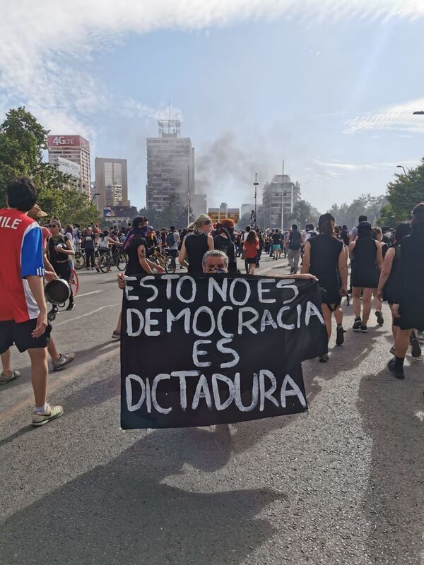 Chilean Military Personnel With Assault Rifles Monitor Protests in Santiago – Photos Chilean Military Personnel With Assault Rifles Monitor Protests in Santiago – Photos - Sputnik International