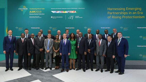 Russian Prime Minister Dmitry Medvedev poses for a family photo before the economic conference titled Russia-Africa as part of the annual meeting of The African Export-Import Bank's shareholders in Moscow, Russia - Sputnik International