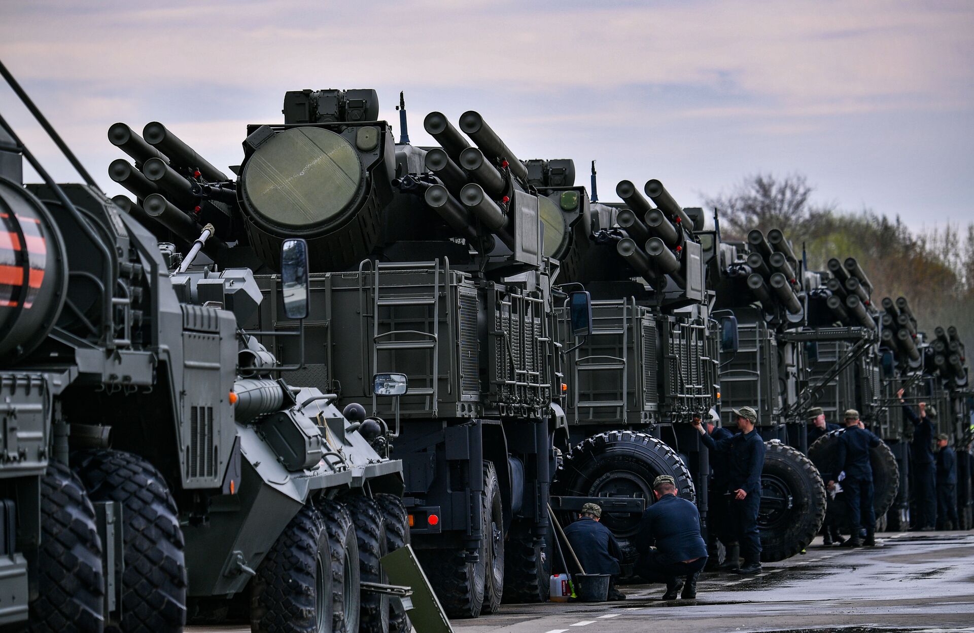 The Pantsir-S mobile self-propelled surface-to-air anti-aircraft system vehicles are parked during its preparation for the upcoming Victory Day Military Parade, in Moscow, Russia. - Sputnik International, 1920, 19.09.2023