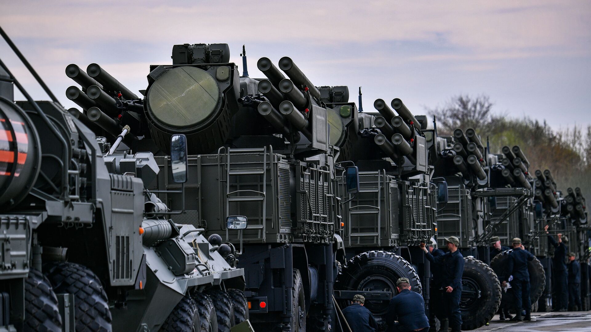 The Pantsir-S mobile self-propelled surface-to-air anti-aircraft system vehicles are parked during its preparation for the upcoming Victory Day Military Parade, in Moscow, Russia. - Sputnik International, 1920, 09.11.2021
