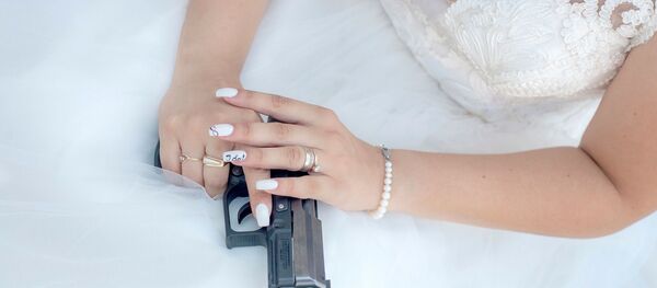 Woman with gun Woman with gun - Sputnik International