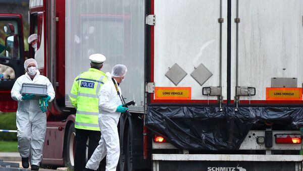 Police officers inspect the lorry in which 39 bodies were found - Sputnik International