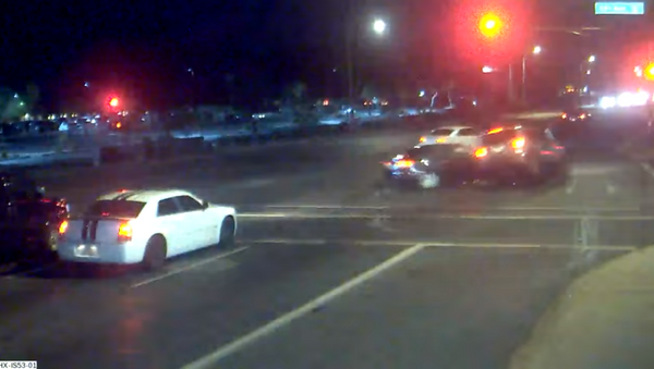 Dramatic traffic footage released by the City of Phoenix Police Department captures family's near-death experience after driver runs red light. - Sputnik International