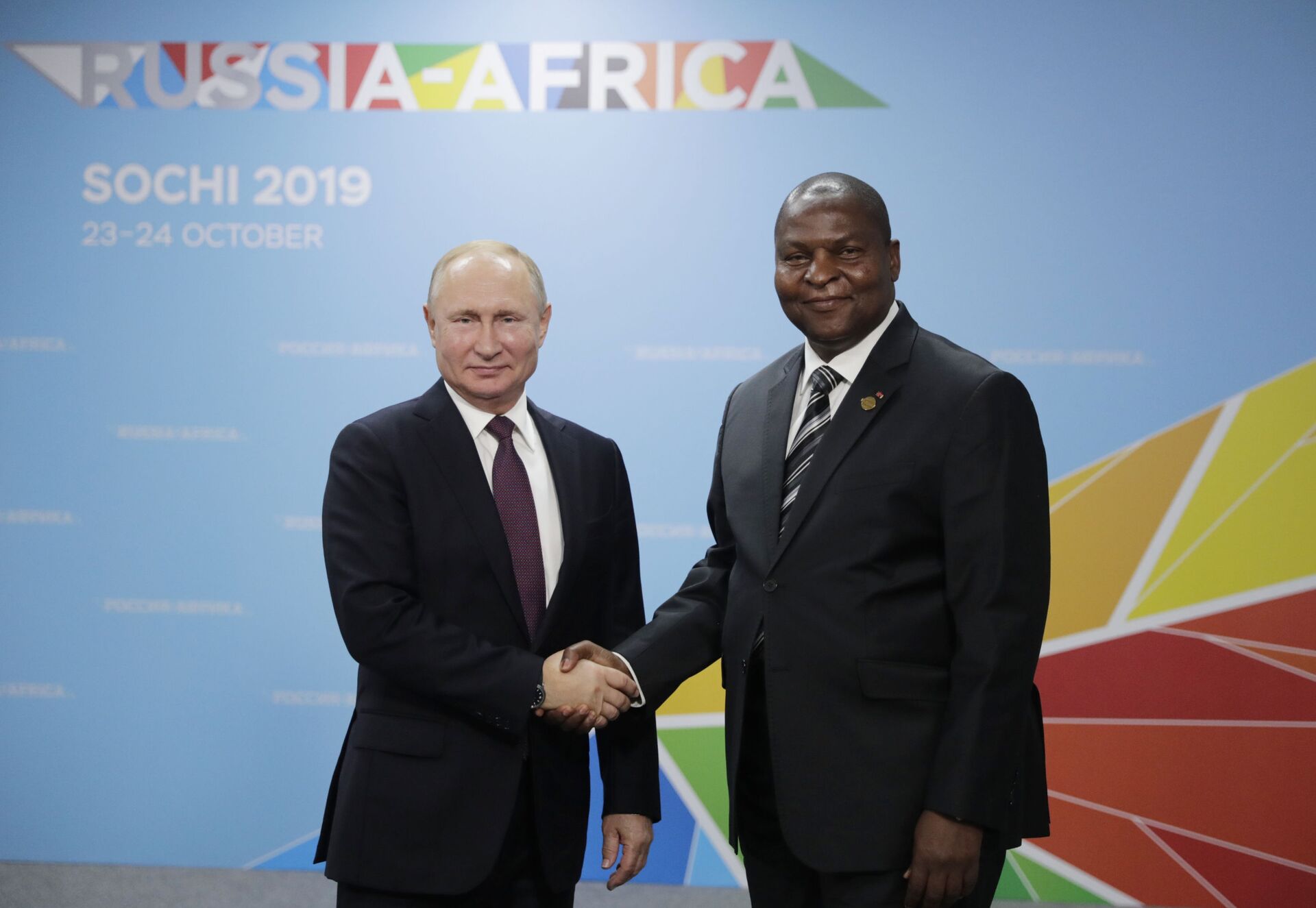 Russian President Vladimir Putin and Central African Republic President Faustin Archange Touadera shake hands as they pose for a photo prior to their meeting at the 2019 Russia-Africa Summit and Economic Forum in Sochi, Russia - Sputnik International, 1920, 11.10.2022