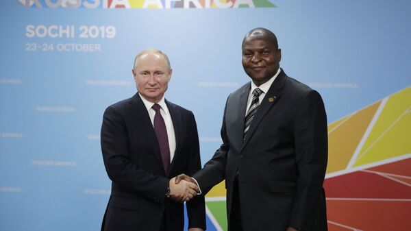 Russian President Vladimir Putin and Central African Republic President Faustin Archange Touadera shake hands as they pose for a photo prior to their meeting at the 2019 Russia-Africa Summit and Economic Forum in Sochi, Russia - Sputnik International