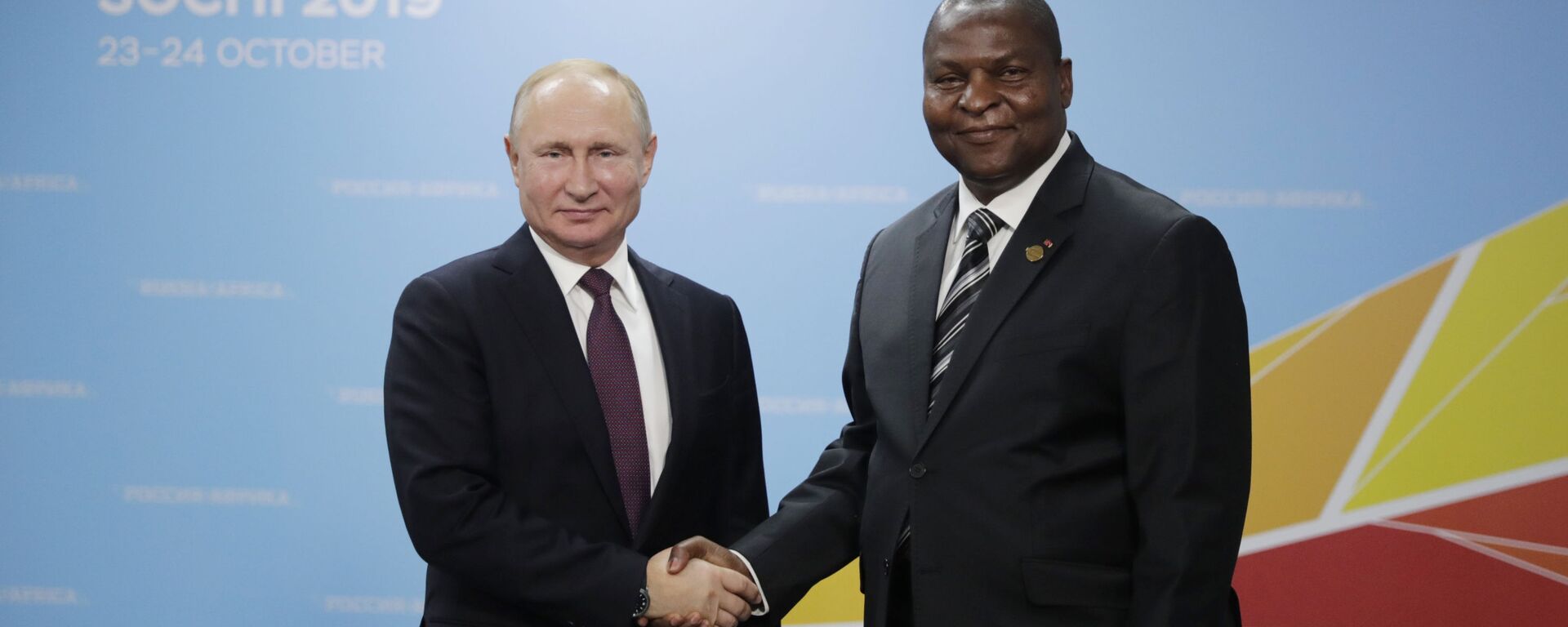 Russian President Vladimir Putin and Central African Republic President Faustin Archange Touadera shake hands as they pose for a photo prior to their meeting at the 2019 Russia-Africa Summit and Economic Forum in Sochi, Russia - Sputnik International, 1920, 25.10.2019