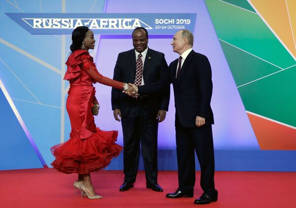 Russian President Vladimir Putin welcomes King of Eswatini Mswati III and his spouse for the Russia-Africa summit in Sochi on 23 October. - Sputnik International