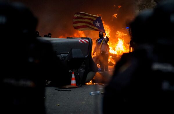 A man takes part in a protest in Barcelona. - Sputnik International