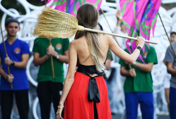 A lady taking part in the Alushta.Green festival of contemporary culture and environment - Sputnik International
