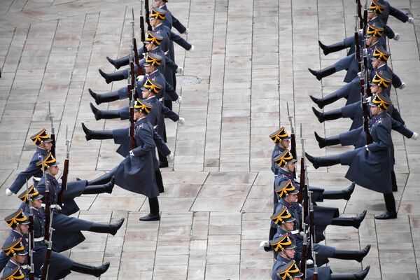 Soldiers of the Russian presidential regiment during the changing of the guard ceremony at the Cathedral Square of the Moscow Kremlin  - Sputnik International