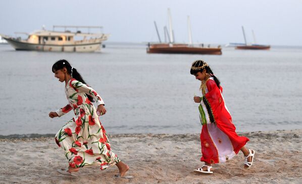 Emirati girls run on the shore, off the coast of Dalma island in the Gulf, about 40 kilometres off of the Emirati capital Abu Dhabi on October 21, 2019.  - Sputnik International