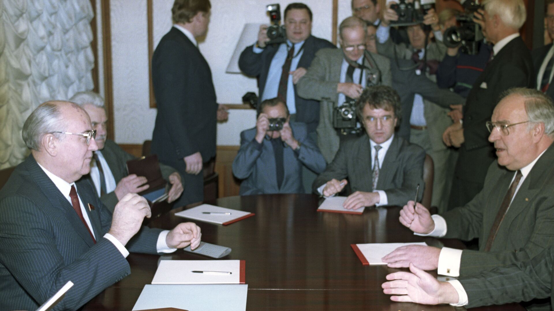 Soviet leader Mikhail Gorbachev and West German Chancellor Helmut Kohl in negotiations, 1990. - Sputnik International, 1920, 21.02.2022